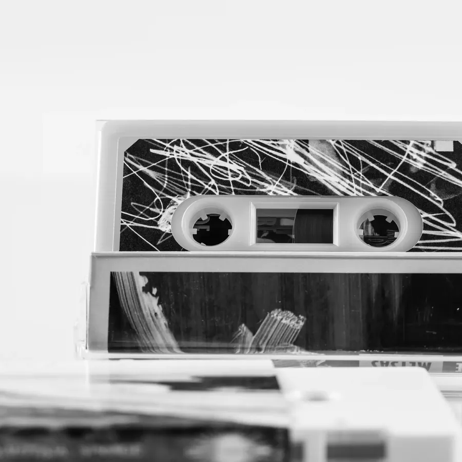 Cassette habillée d'une étiquette autocollante imprimée en quadrichromie