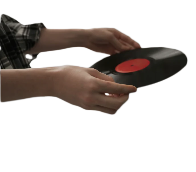Mains tenant un vinyle Phonomaker